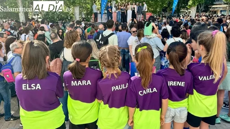 Las niñas del equipo benjamín de campo a través recogieron sus medallas