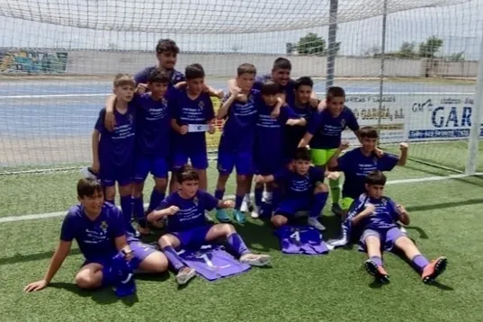 Foto 2 - Doble fiesta para un &ldquo;superdomingo&rdquo; en el CD Pe&ntilde;aranda: El Benjam&iacute;n B, campe&oacute;n de liga, y el Alev&iacute;n A asciende a primera