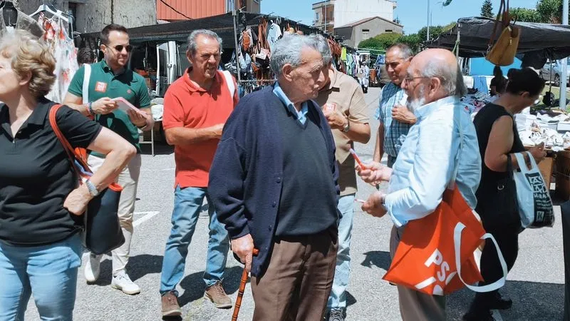 Foto 9 - El PSOE aprovecha el mercadillo de Vitigudino para hacer campa&ntilde;a de las europeas