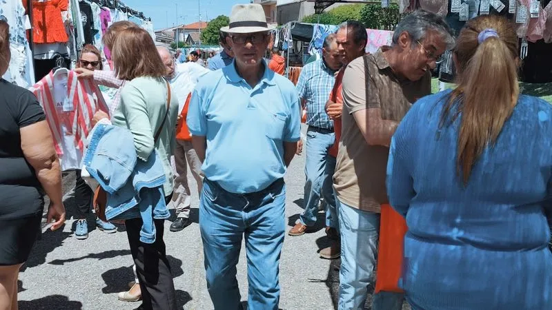 Foto 8 - El PSOE aprovecha el mercadillo de Vitigudino para hacer campa&ntilde;a de las europeas