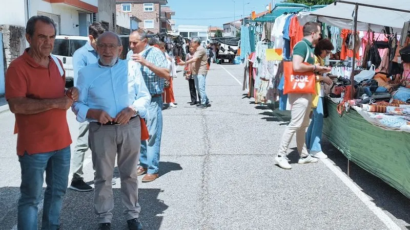 Foto 7 - El PSOE aprovecha el mercadillo de Vitigudino para hacer campa&ntilde;a de las europeas
