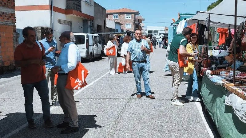 Foto 6 - El PSOE aprovecha el mercadillo de Vitigudino para hacer campa&ntilde;a de las europeas