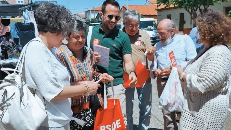 Foto 5 - El PSOE aprovecha el mercadillo de Vitigudino para hacer campa&ntilde;a de las europeas