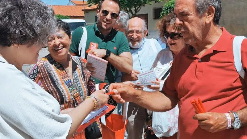 Foto 4 - El PSOE aprovecha el mercadillo de Vitigudino para hacer campa&ntilde;a de las europeas