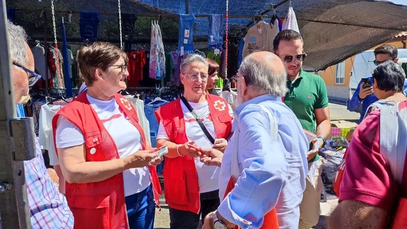 Foto 3 - El PSOE aprovecha el mercadillo de Vitigudino para hacer campa&ntilde;a de las europeas