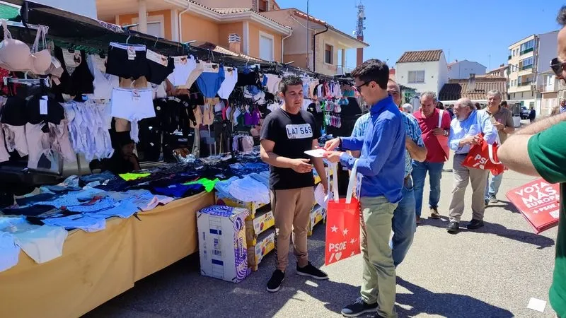 Foto 2 - El PSOE aprovecha el mercadillo de Vitigudino para hacer campa&ntilde;a de las europeas