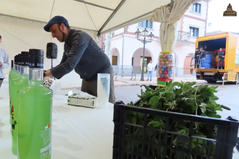 Foto 3 - Cantalapiedra inicia sus fiestas con una masterclass de Teo Marcos y 300 mojitos repartidos