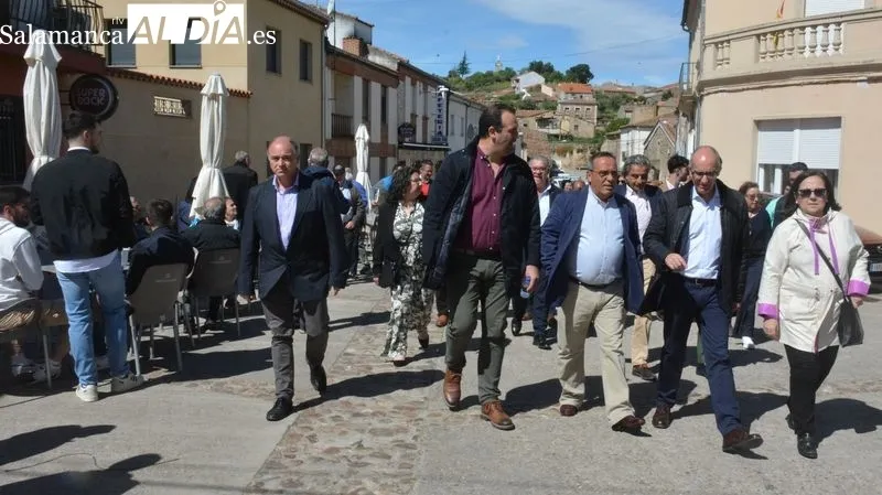La XXI Feria del Queso, inaugurada esta mañana, ha contado con la presencia de autoridades y de muchos visitantes