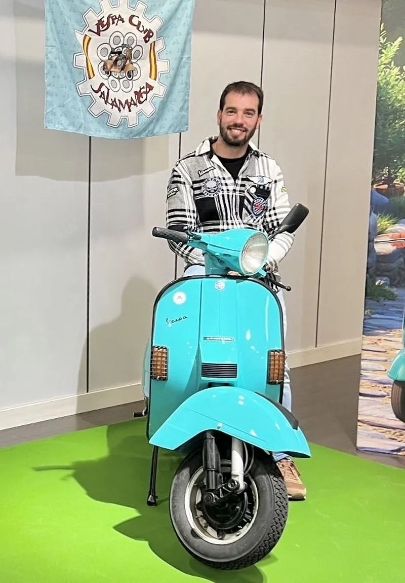 Presentación en el centro comercial El Tormes de la segunda Subida a la Peña de Francia en Vespa