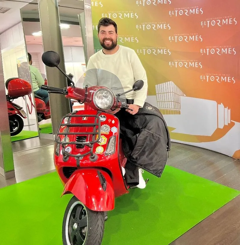 Presentación en el centro comercial El Tormes de la segunda Subida a la Peña de Francia en Vespa
