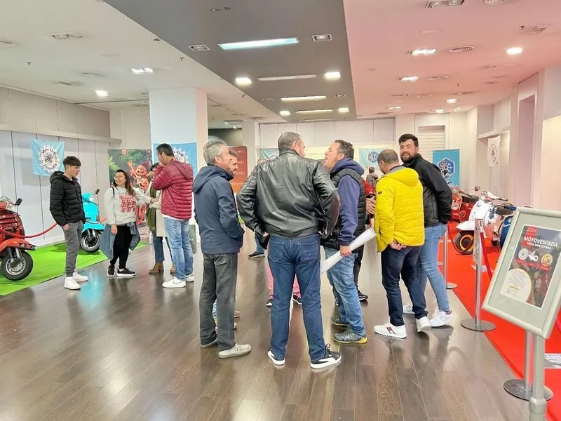 Presentación en el centro comercial El Tormes de la segunda Subida a la Peña de Francia en Vespa