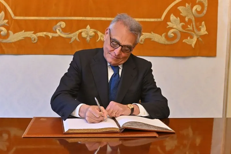 El embajador de la República de Italia en España, Giuseppe Buccino, en el Ayuntamiento de Salamanca