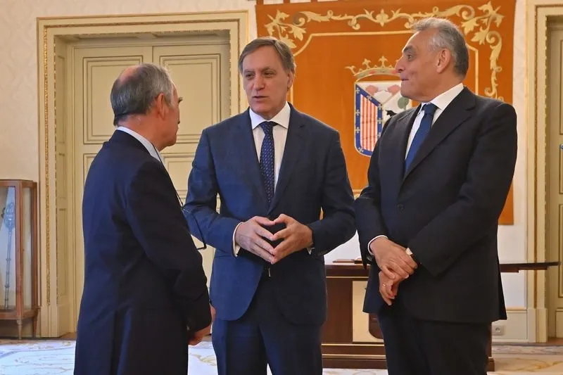 El embajador de la República de Italia en España, Giuseppe Buccino, en el Ayuntamiento de Salamanca