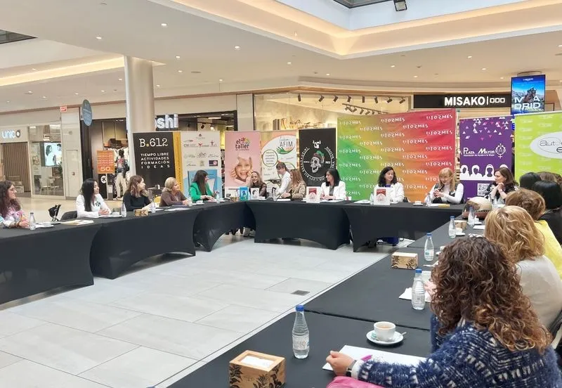 Encuentro de mujeres empresarias y profesionales en el Centro Comercial El Tormes. Foto: CC El Tormes