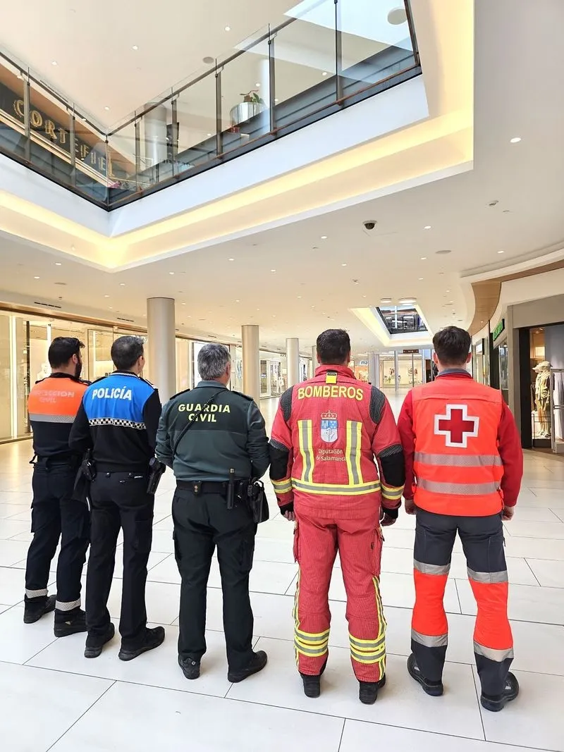 Simulacro de emergencia en el Centro Comercial El Tormes