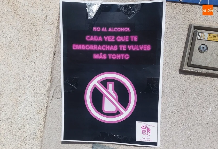 Foto 7 - Alumnos del Fray Diego pegan por las calles carteles sobre h&aacute;bitos saludables