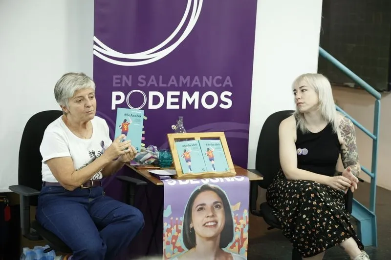 Irene Zugasti ha presentado en Salamanca #SeAcabó en un acto organizado por Podemos. Fotos: David Sañudo