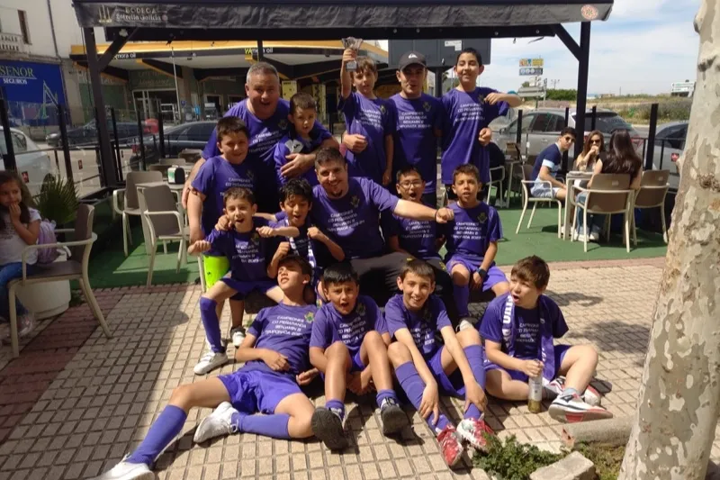 Foto 3 - Doble fiesta para un &ldquo;superdomingo&rdquo; en el CD Pe&ntilde;aranda: El Benjam&iacute;n B, campe&oacute;n de liga, y el Alev&iacute;n A asciende a primera