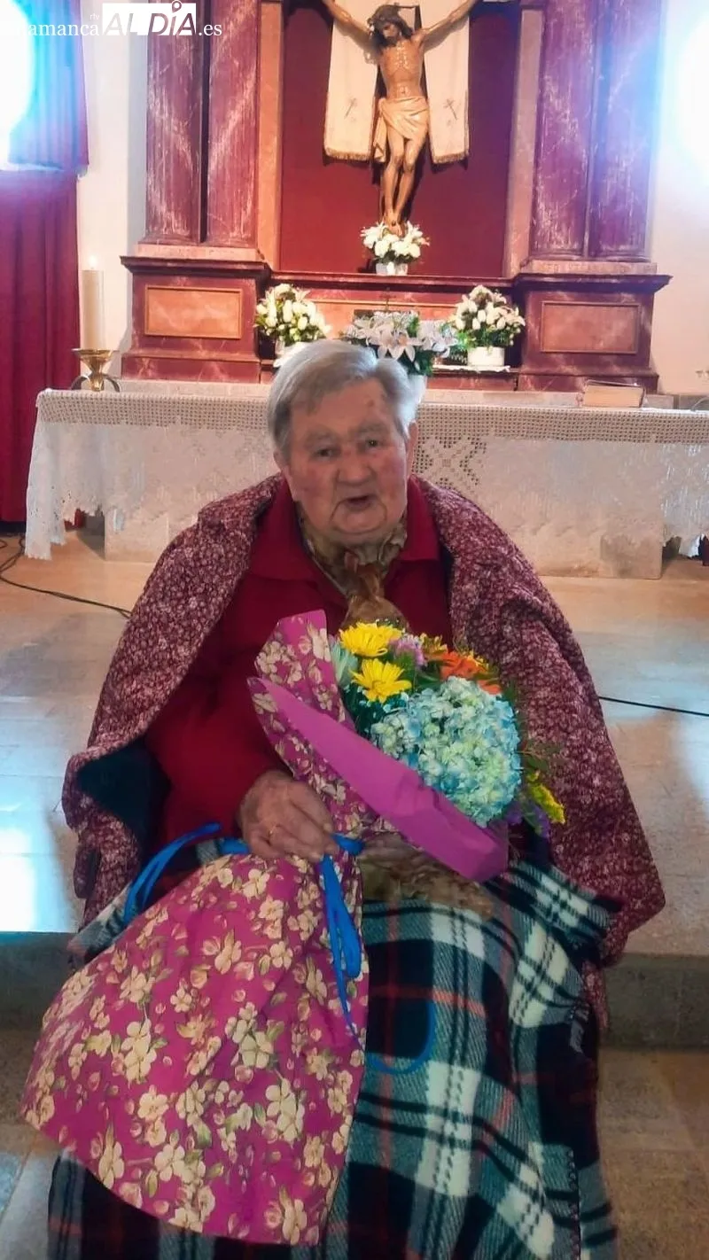 Familiares y amigos acompañaron a la centenaria en la fiesta de cumpleaños
