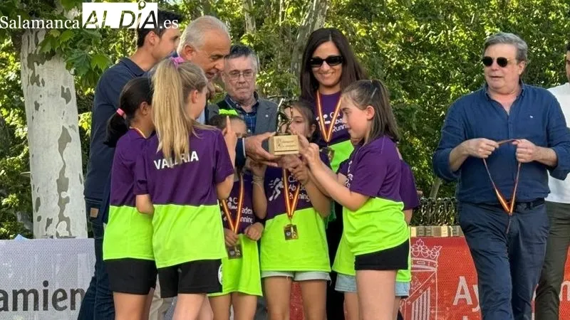 Foto 3 - El equipo benjam&iacute;n femenino del C.D. Abadengo Running, tercer clasificado en campo a trav&eacute;s en los juegos escolares