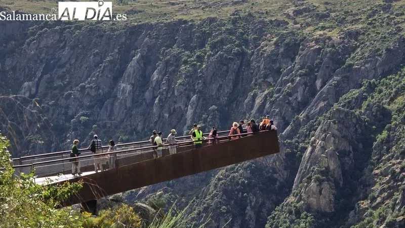Los visitantes recorrieron diversos enclaves de la formaciones graníticas de las arribes