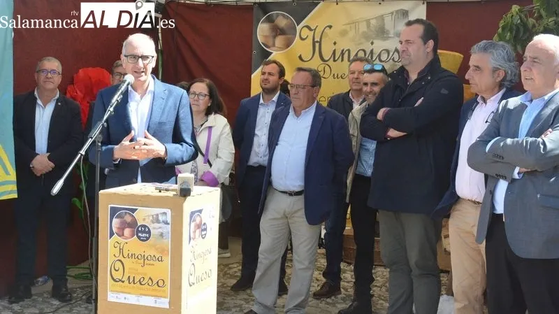 La XXI Feria del Queso, inaugurada esta mañana, ha contado con la presencia de autoridades y de muchos visitantes