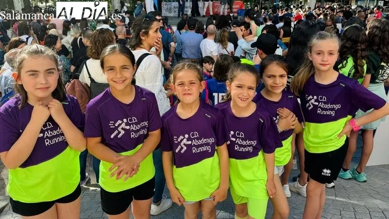 Las niñas del equipo benjamín de campo a través recogieron sus medallas