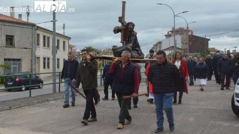 La imagen del Nazareno es llevada en procesión desde la ermita hasta la Cruz de la Peña Gorda