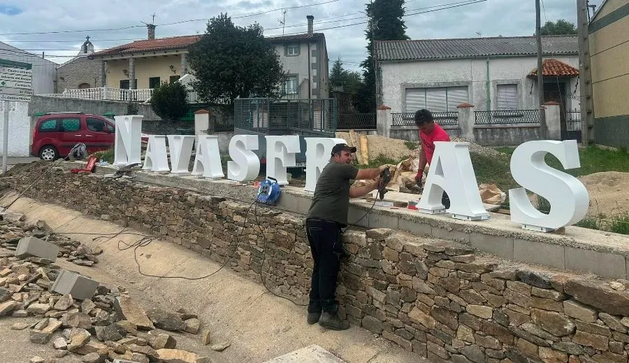 Foto 3 - Navasfr&iacute;as estrena letrero de bienvenida a la localidad
