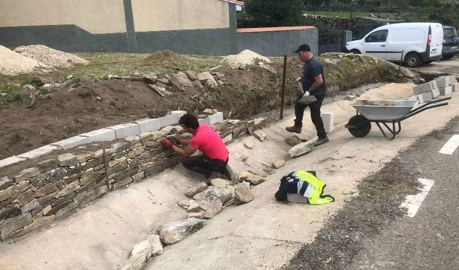 Foto 2 - Navasfr&iacute;as estrena letrero de bienvenida a la localidad