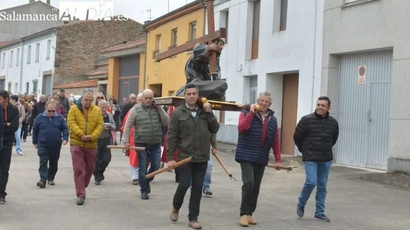 La imagen del Nazareno es llevada en procesión desde la ermita hasta la Cruz de la Peña Gorda