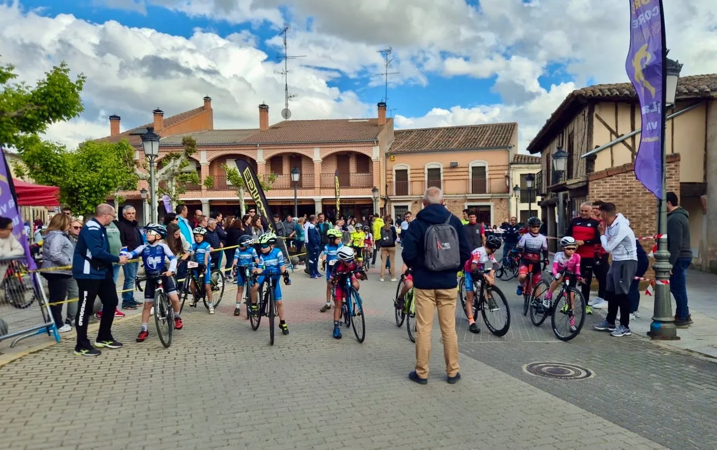 Foto 2 - Macotera se transforma en una fiesta deportiva con la III Copa Castilla y Le&oacute;n de escuelas ciclistas