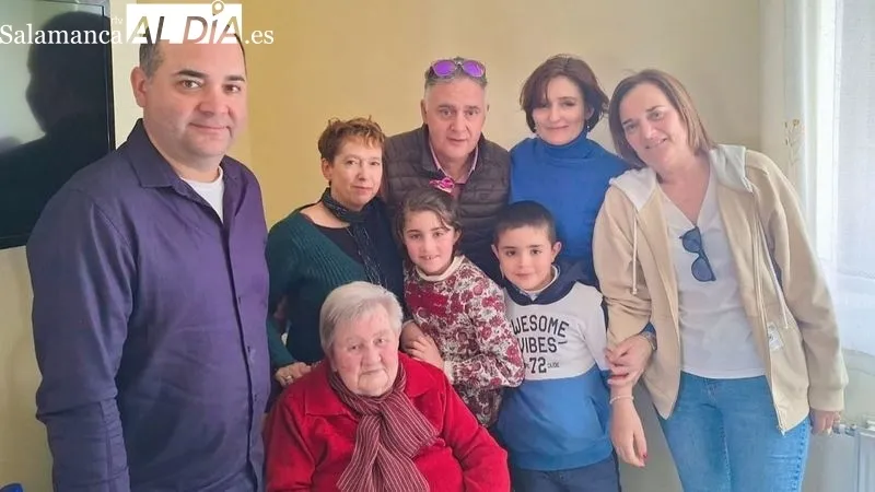 Familiares y amigos acompañaron a la centenaria en la fiesta de cumpleaños