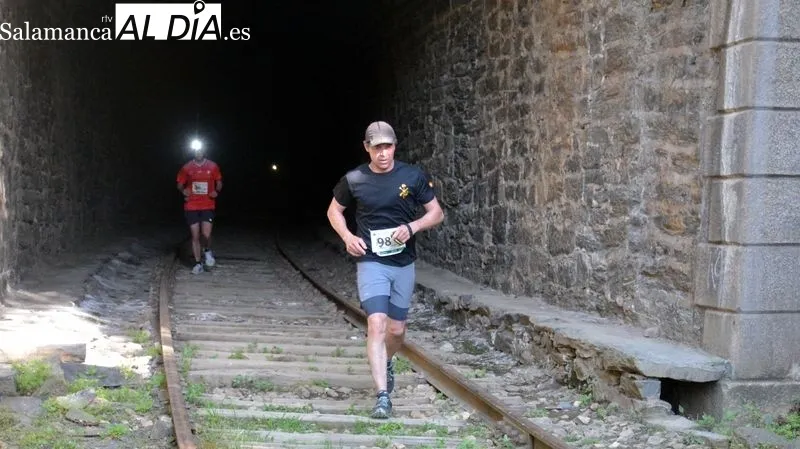 Foto 7 - M&aacute;s de 120 atletas disputan el II Trail Camino de Hierro desde La Fregeneda a Vega Terr&oacute;n
