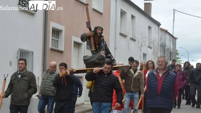 La imagen del Nazareno es llevada en procesión desde la ermita hasta la Cruz de la Peña Gorda