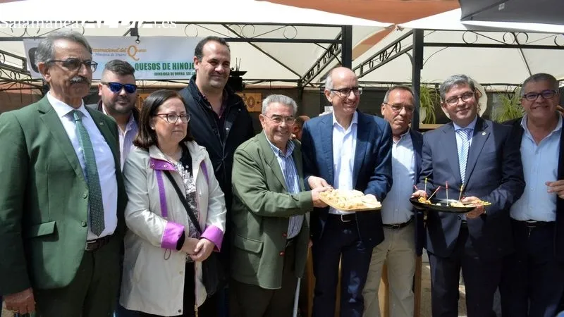 La XXI Feria del Queso, inaugurada esta mañana, ha contado con la presencia de autoridades y de muchos visitantes