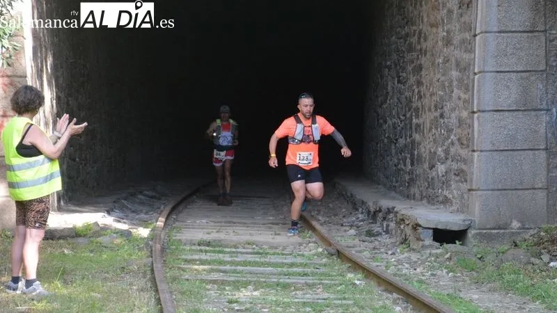 Foto 4 - M&aacute;s de 120 atletas disputan el II Trail Camino de Hierro desde La Fregeneda a Vega Terr&oacute;n