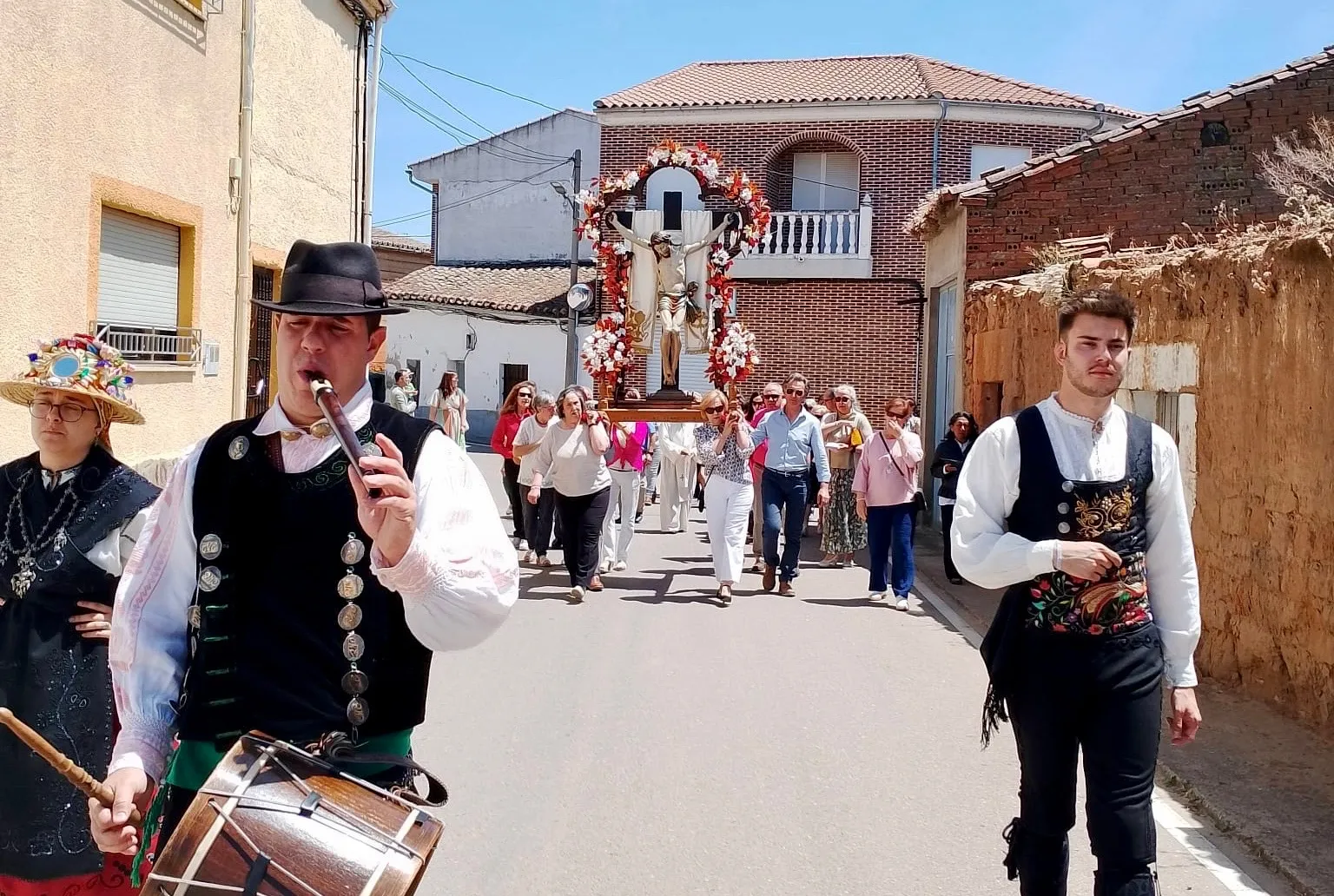 Foto 4 - Villoruela cumple su hist&oacute;rica tradici&oacute;n junto al venerado Sant&iacute;simo Cristo de la Esperanza 