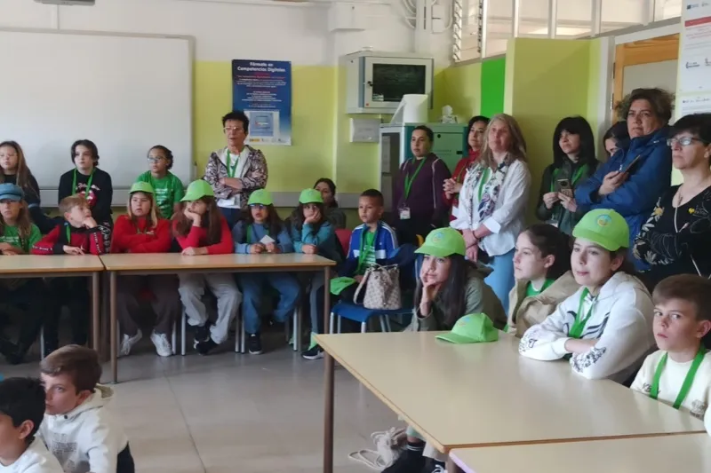 Foto 5 - Los escolares del proyecto nacional &lsquo;Fabricando Ilusiones&rsquo; conocen algunas de las grandes empresas pe&ntilde;arandinas