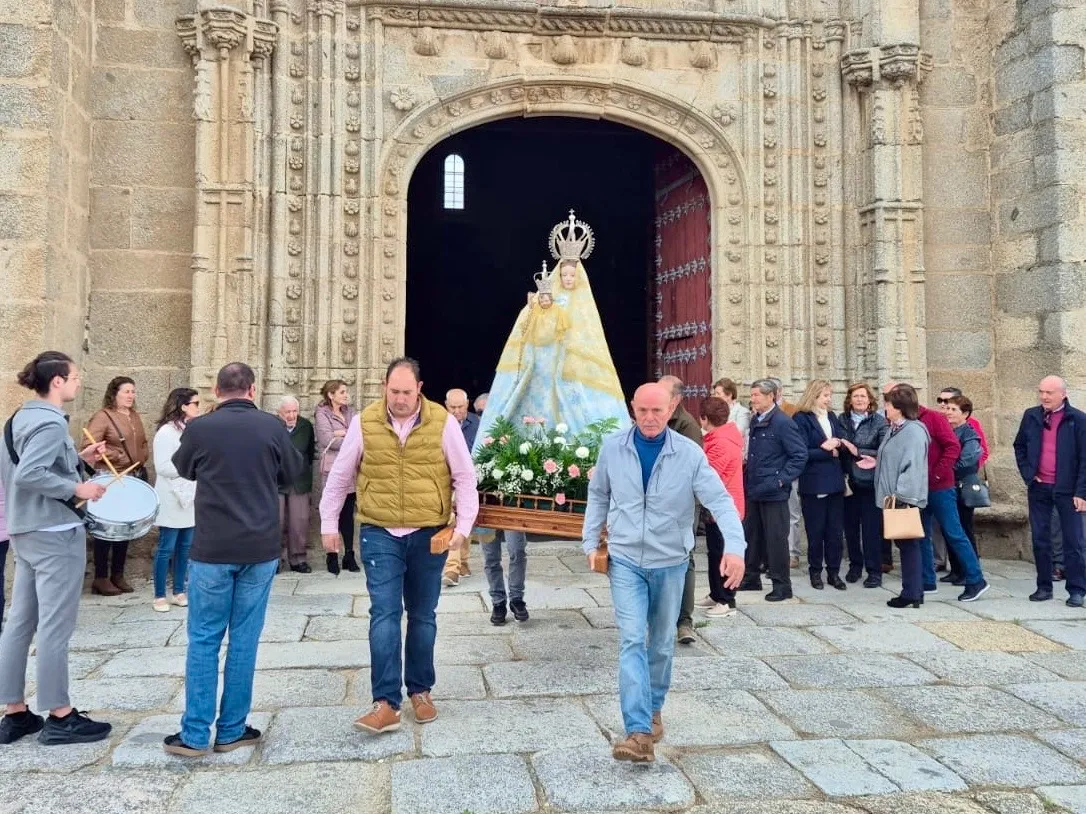 Foto 2 - Agricultores y vecinos de Santiago de la Puebla escoltan a San Isidro en su esperada procesi&oacute;n en tractor 