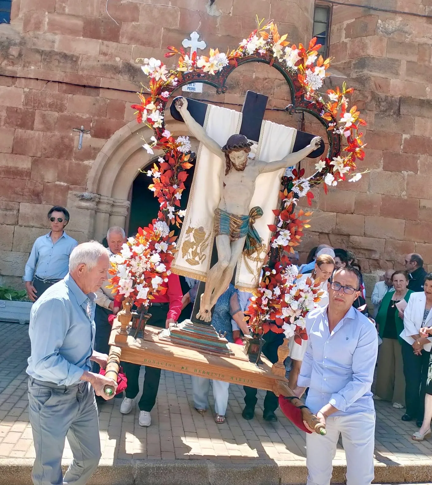 Foto 2 - Villoruela cumple su hist&oacute;rica tradici&oacute;n junto al venerado Sant&iacute;simo Cristo de la Esperanza 