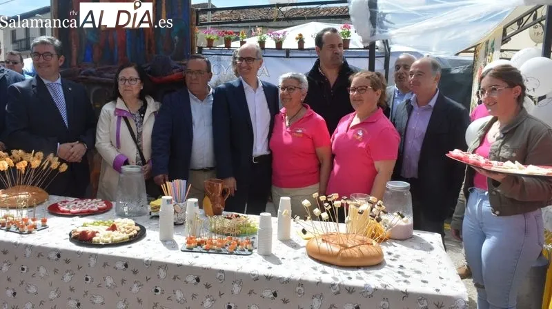 La XXI Feria del Queso, inaugurada esta mañana, ha contado con la presencia de autoridades y de muchos visitantes