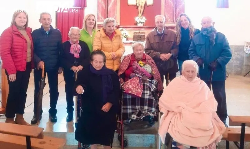 Familiares y amigos acompañaron a la centenaria en la fiesta de cumpleaños