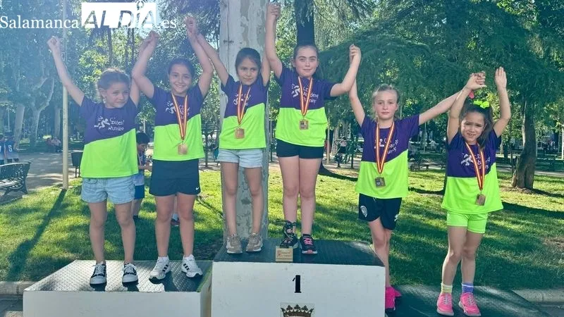 Las niñas del equipo benjamín de campo a través recogieron sus medallas