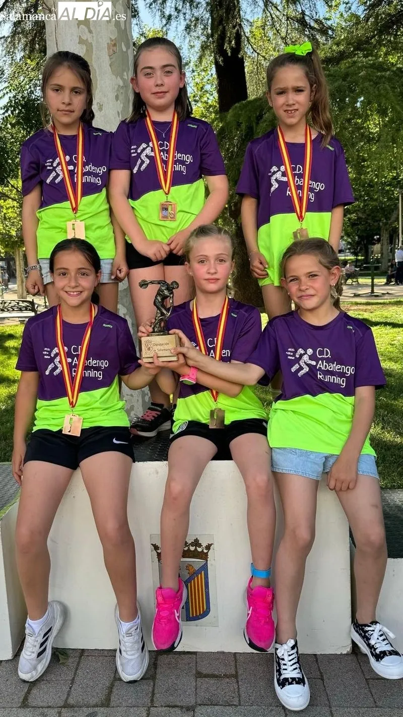 Las niñas del equipo benjamín de campo a través recogieron sus medallas