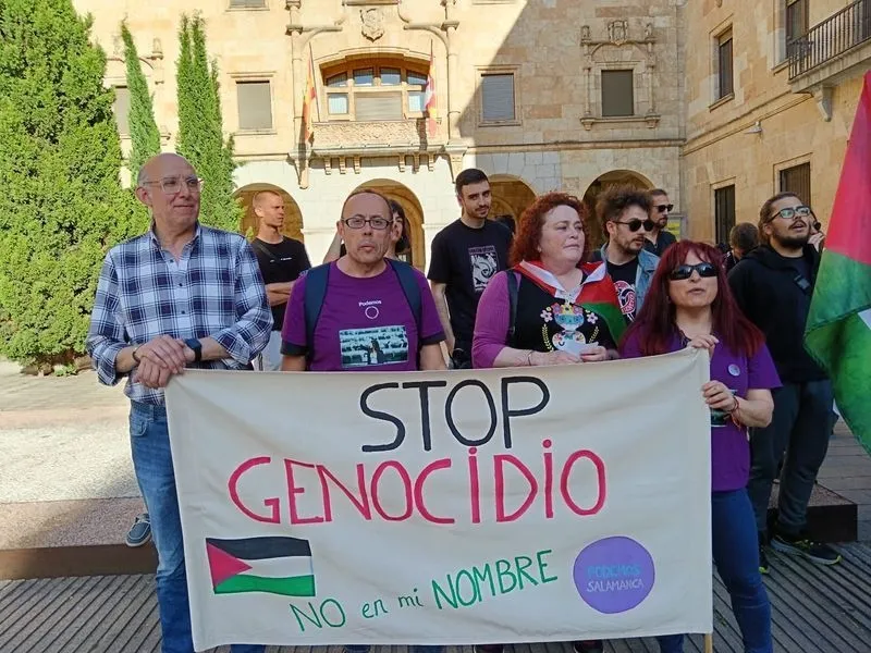 Miembros de Podemos Salamanca en la concentración