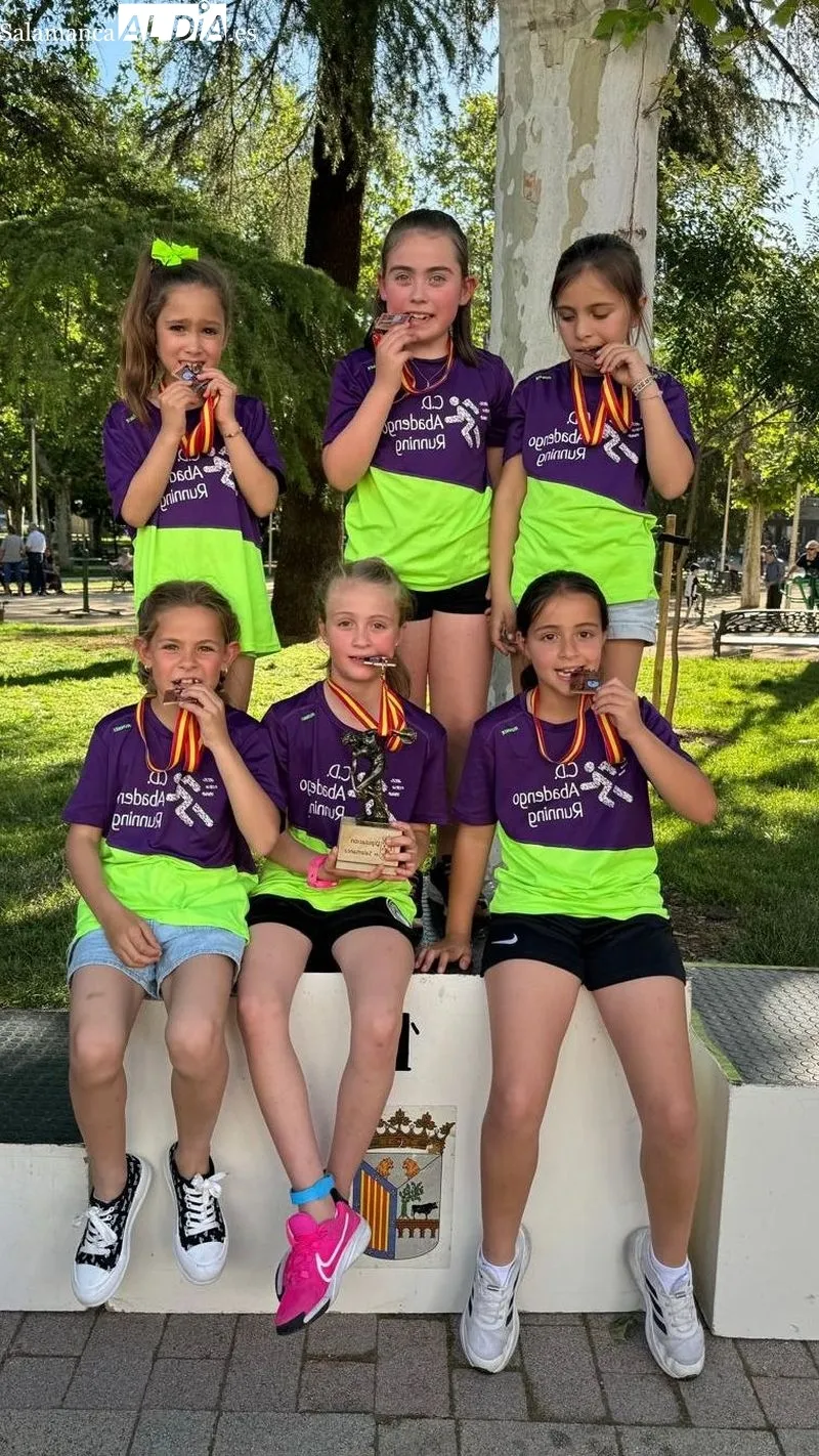 Las niñas del equipo benjamín de campo a través recogieron sus medallas