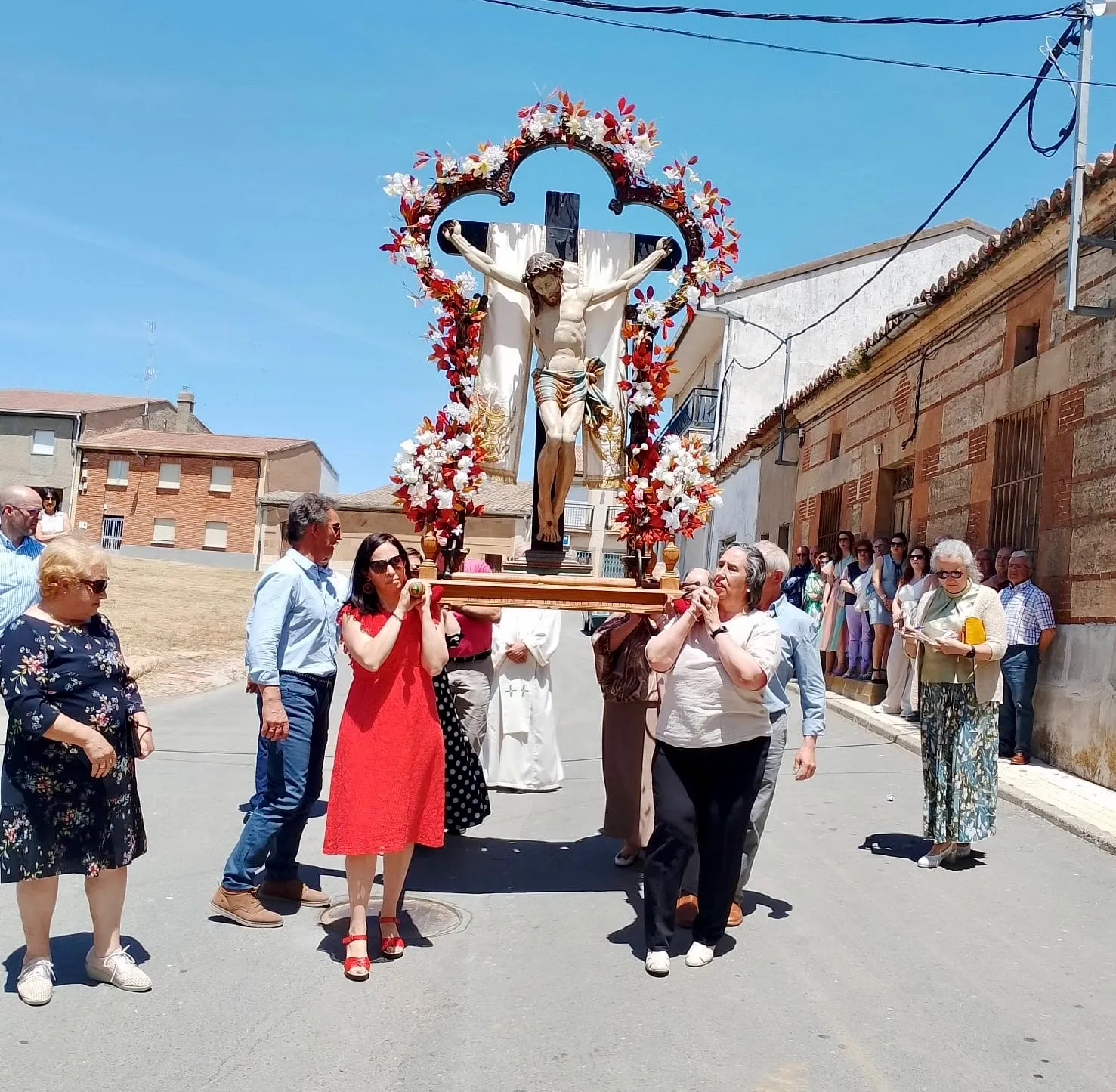 Foto 5 - Villoruela cumple su hist&oacute;rica tradici&oacute;n junto al venerado Sant&iacute;simo Cristo de la Esperanza 