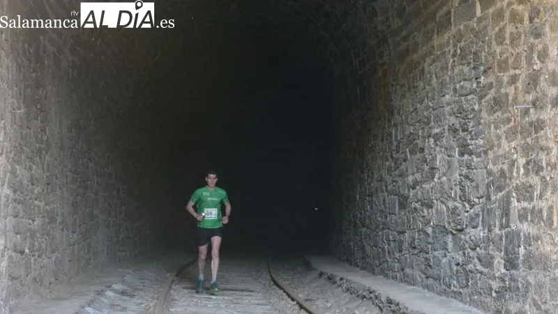 Foto 3 - M&aacute;s de 120 atletas disputan el II Trail Camino de Hierro desde La Fregeneda a Vega Terr&oacute;n