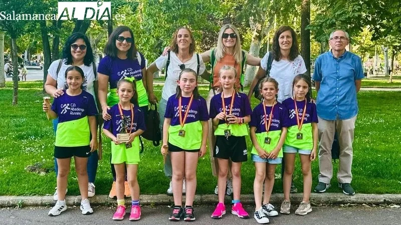 Las niñas del equipo benjamín de campo a través recogieron sus medallas